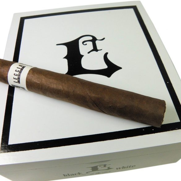 Blind Cigar Review: Leccia | White 552 Robusto